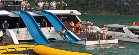 Du ngoạn Vịnh Hạ Long 1 ngày trên du thuyền Catamaran